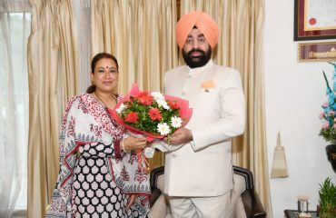 राज्यपाल से राजभवन में कैबिनेट मंत्री श्रीमती रेखा आर्या ने शिष्टाचार भेंट की।