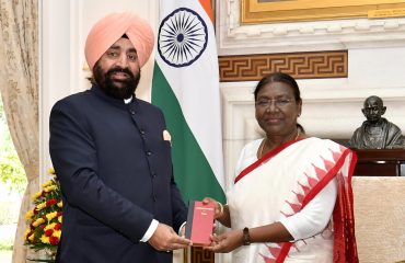 राष्ट्रपति श्रीमती द्रौपदी मुर्मू से शिष्टाचार भेंट करते हुए राज्यपाल।