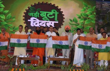 पतंजलि योगपीठ हरिद्वार में आयोजित जड़ी-बूटी दिवस कार्यक्रम के अवसर पर राज्यपाल लेफ्टिनेंट जनरल गुरमीत सिंह (से.नि.) एवं मुख्यमंत्री श्री पुष्कर सिंह धामी।