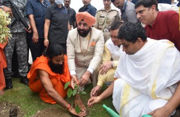 Governor Lt Gen Gurmit Singh (Retd) and Chief Minister Shri Pushkar Singh Dhami planting saplings on the occasion of Herb Divas program organized at Patanjali Yogpeeth, Haridwar.