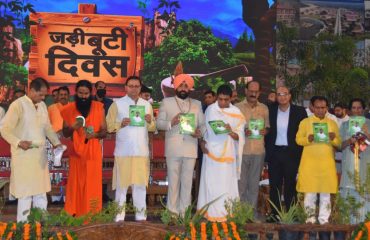 Governor Lt Gen Gurmit Singh (Retd) and Chief Minister Shri Pushkar Singh Dhami releasing the book on the occasion of Herbi Diwas program organized at Patanjali Yogpeeth Haridwar.