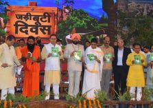 Governor Lt Gen Gurmit Singh (Retd) and Chief Minister Shri Pushkar Singh Dhami releasing the book on the occasion of Herbi Diwas program organized at Patanjali Yogpeeth Haridwar.