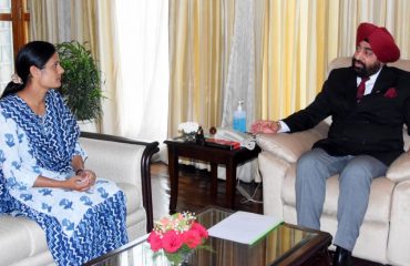 Smt. Bhavna Goswami calling on the Governor, Lt. Gen. Gurmit Singh (Retd).