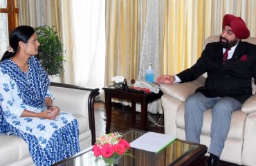 राज्यपाल लेफ्टिनेंट जनरल गुरमीत सिंह (से नि) से मुलाकात करती हुईं श्रीमती भावना गोस्वामी।