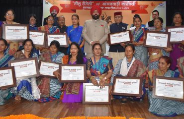 राज्यपाल लेफ्टिनेंट जनरल गुरमीत सिंह (से नि) के साथ पुरस्कृत महिलाएं।