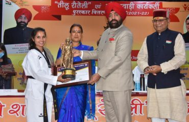 Governor Lt Gen Gurmit Singh (Retd) felicitating women with state level Tilu Rauteli and Anganwadi worker awards at IRDT Auditorium, Dehradun.