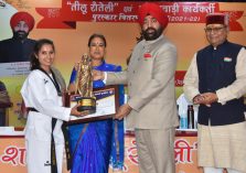 Governor Lt Gen Gurmit Singh (Retd) felicitating women with state level Tilu Rauteli and Anganwadi worker awards at IRDT Auditorium, Dehradun.;?>