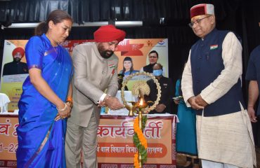 आई.आर.डी.टी सभागार देहरादून में राज्य स्तरीय तीलू रौतेली एवं आंगनवाड़ी कार्यकर्ती पुरस्कार कार्यक्रम का दीप प्रज्ज्वलित कर शुभारंभ करते हुए राज्यपाल लेफ्टिनेंट जनरल गुरमीत सिंह (से नि)।
