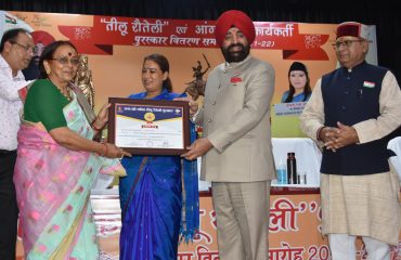 आई.आर.डी.टी सभागार देहरादून में महिलाओं को राज्य स्तरीय तीलू रौतेली एवं आंगनवाड़ी कार्यकर्ती पुरस्कार देकर सम्मानित करते हुए राज्यपाल।