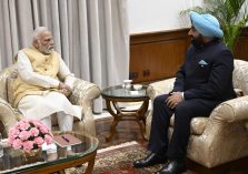 Governor paid a courtesy call on the Prime Minister, Shri Narendra Modi, in New Delhi.;?>