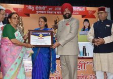 Governor Lt Gen Gurmit Singh (Retd) felicitating women with state level Tilu Rauteli and Anganwadi worker awards at IRDT Auditorium, Dehradun.;?>