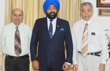 लेफ्टिनेंट जनरल(रि0) मदन मोहन लखेड़ा, मेजर सुशील व अन्य पदाधिकारी राज्यपाल से मुलाकात करते हुए।