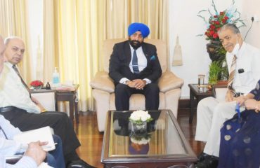 लेफ्टिनेंट जनरल(रि0) मदन मोहन लखेड़ा, मेजर सुशील व अन्य पदाधिकारी राज्यपाल लेफ्टिनेंट जनरल गुरमीत सिंह (से नि) से मुलाकात करते हुए।