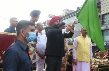 आईटीबीपी द्वारा आज़ादी के अमृत महोत्सव के अवसर पर आयोजित ‘‘वॉकथॉन’’ का फ़्लैग ऑफ करते हुए राज्यपाल।