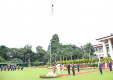 Governor hoisted the flag at the Raj Bhawan on the occasion of Independence Day.