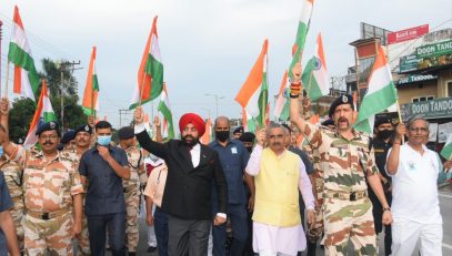 Governor Lt Gen Gurmit Singh (Retd) flagging off "Walkathon" organized by ITBP on the occasion of Azadi ka Amrit Mahotsav.