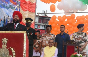आईटीबीपी द्वारा आज़ादी के अमृत महोत्सव के अवसर पर सम्बोधन करते हुए राज्यपाल लेफ्टिनेंट जनरल गुरमीत सिंह (से नि)।