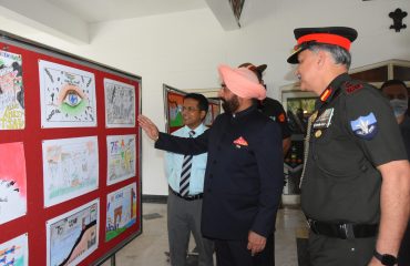 RIMC देहरादून में आयोजित वीरता पुरस्कार विजेता सम्मान समारोह कार्यक्रम के अवसर पर प्रदर्शनी का अवलोकन करते हुए राज्यपाल लेफ्टिनेंट जनरल गुरमीत सिंह (से नि)।