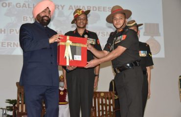 RIMC देहरादून में आयोजित वीरता पुरस्कार विजेता सम्मान समारोह कार्यक्रम के अवसर पर सम्मानित करते हुए राज्यपाल लेफ्टिनेंट जनरल गुरमीत सिंह (से नि)।