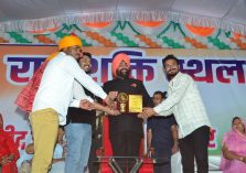 Governor Lt Gen Gurmit Singh (Retd) felicitating on the occasion of 'Rashtra Shakti Samvad' program of Shaheed Samarsata Mission in Indore, Madhya Pradesh.;?>