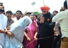 Governor Lt Gen Gurmit Singh (Retd) meeting the families of martyrs on the occasion of 'Rashtra Shakti Samvad' program of Shaheed Samarsata Mission, in Indore, Madhya Pradesh.;?>