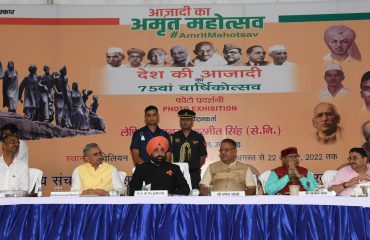 पवेलियन मैदान देहरादून में आयोजित फोटो प्रदर्शिनी के उद्घाटन समारोह के अवसर पर राज्यपाल लेफ्टिनेंट जनरल गुरमीत सिंह (से नि)।