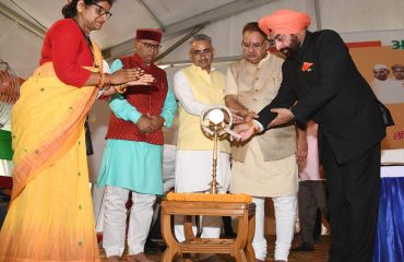 पवेलियन मैदान देहरादून में आयोजित फोटो प्रदर्शिनी के उद्घाटन समारोह का दीप प्रज्जवलित कर शुभारम्भ करते हुए राज्यपाल लेफ्टिनेंट जनरल गुरमीत सिंह (से नि)।