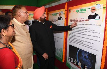 पवेलियन मैदान देहरादून में आयोजित फोटो प्रदर्शिनी का अवलोकन करते हुए राज्यपाल लेफ्टिनेंट जनरल गुरमीत सिंह (से नि)।