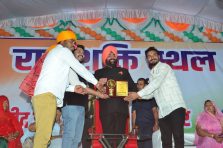 इंदौर, मध्यप्रदेश में शहीद समरसता मिशन के ‘राष्ट्र शक्ति संवाद’ कार्यक्रम के अवसर पर सम्मानित करते हुए राज्यपाल लेफ्टिनेंट जनरल गुरमीत सिंह (से नि)।;?>