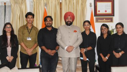 The members of "The Pan Pointers Group" met the Governor at Raj Bhawan.