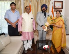 Former Governor and presently Uttar Pradesh Cabinet Minister Smt. Baby Rani Maurya met the Governor at Raj Bhavan on Sunday.