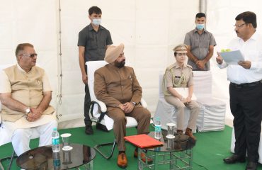 23-08-2022 : गुनियालगांव में निर्माणाधीन सैन्य धाम के संबंध में अधिकारियों से जानकारी प्राप्त करते हुए राज्यपाल।