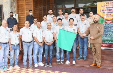 23-08-2022 : मास्टर्स स्पोर्ट्स फुटबॉल टीम को प्रस्थान हेतु फ्लैग ऑफ करते हुए राज्यपाल।