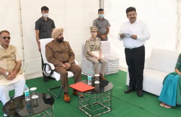23-08-2022 : गुनियालगांव में निर्माणाधीन सैन्य धाम के संबंध में अधिकारियों से जानकारी प्राप्त करते हुए राज्यपाल।