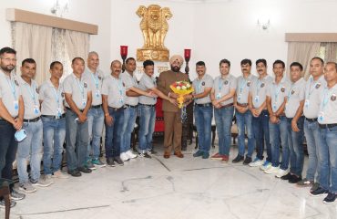 मास्टर्स स्पोर्ट्स फुटबॉल टीम के साथ राज्यपाल।