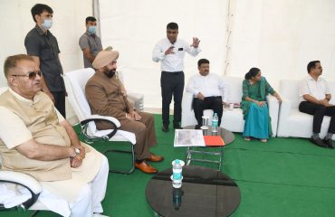 23-08-2022 : गुनियालगांव में निर्माणाधीन सैन्य धाम के संबंध में अधिकारियों से जानकारी प्राप्त करते हुए राज्यपाल।