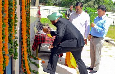 राज्यपाल ने नवनिर्मित गौशाला का उद्घाटन किया।