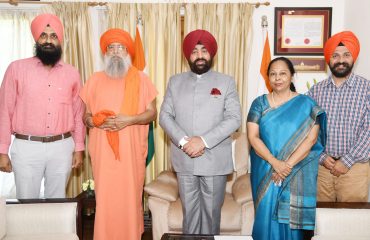 राज्यपाल से शुक्रवार को राजभवन में निर्मल आश्रम, ऋषिकेश के संत बाबा श्री जोध सिंह ने मुलाकात की।
