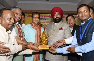 राज्यपाल को सम्मानित करते हुए अखिल भारतीय अग्रवाल सम्मेलन के पदाधिकारीगण।