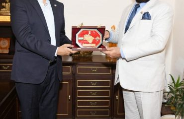 Governor honoring Abhinav Kumar, CEO of Dehradun Cantt Board with a memento.