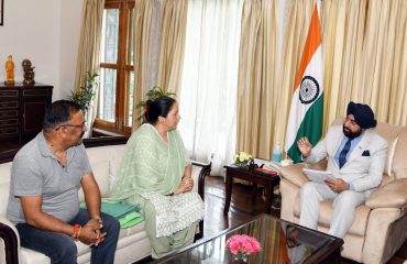 राज्यपाल से मुलाकात करती हुईं विजय पब्लिक स्कूल(दृष्टि दिव्यांग छात्रावास) की अध्यक्ष श्रीमती विजय लक्ष्मी।
