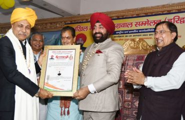 भूपतवाला, हरिद्वार में अखिल भारतीय अग्रवाल सम्मेलन के अवसर पर प्रशस्ति पत्र देकर सम्मानित करते हुए राज्यपाल।