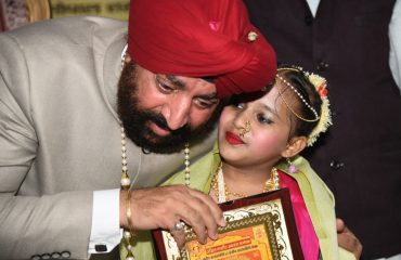 हरिद्वार में अखिल भारतीय अग्रवाल सम्मेलन के अवसर पर प्रशस्ति पत्र देकर सम्मानित करते हुए राज्यपाल।