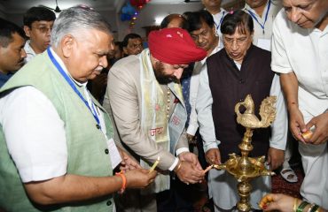 भूपतवाला, हरिद्वार में अखिल भारतीय अग्रवाल सम्मेलन का दीप प्रज्ज्वलित कर शुभारम्भ करते हुए राज्यपाल।