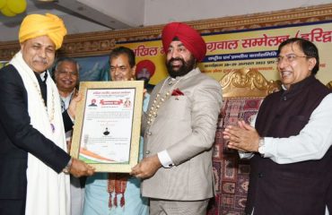 Governor felicitating with a citation on the occasion of All India Agrawal Conference at Bhupatwala.