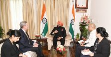 राजभवन में आस्ट्रेलिया के उच्चायुक्त बैरी ओ फैरेल से वार्ता करते हुए राज्यपाल लेफ्टिनेंट जनरल गुरमीत सिंह (से नि)।;?>