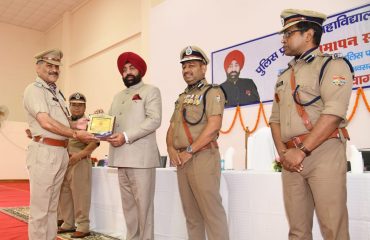 पुलिस प्रशिक्षण महाविद्यालय नरेन्द्रनगर में रैंकर मुख्य आरक्षी नागरिक पुलिस प्रशिक्षण के समापन समारोह को संबोधित करते हुए राज्यपाल लेफ्टिनेंट जनरल गुरमीत सिंह (से नि)।