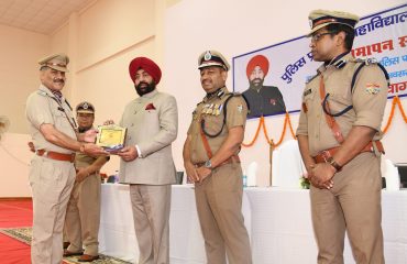 पुलिस प्रशिक्षण महाविद्यालय नरेन्द्रनगर में रैंकर मुख्य आरक्षी नागरिक पुलिस प्रशिक्षण के समापन समारोह को संबोधित करते हुए राज्यपाल लेफ्टिनेंट जनरल गुरमीत सिंह (से नि)।