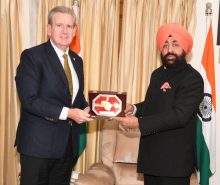 Governor Lt. Gen. Gurmit Singh (Retd) presenting a memento to the High Commissioner of Australia, Barry O'Farrell, at the Raj Bhawan.