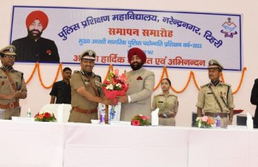 Governor Lt Gen Gurmit Singh (Retd) honoring the best performing cadets on the occasion of closing ceremony of Ranker Chief Constable Civil Police training at Police Training College, Narendranagar.